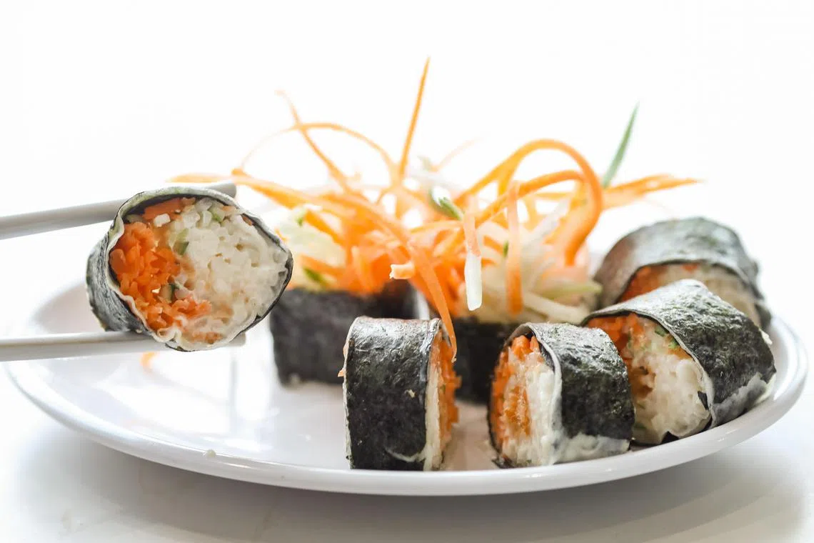 寿司薄饼，外层是紫菜，馅料有萝卜、黄瓜、沙葛和肉松。（刘欣怡摄）