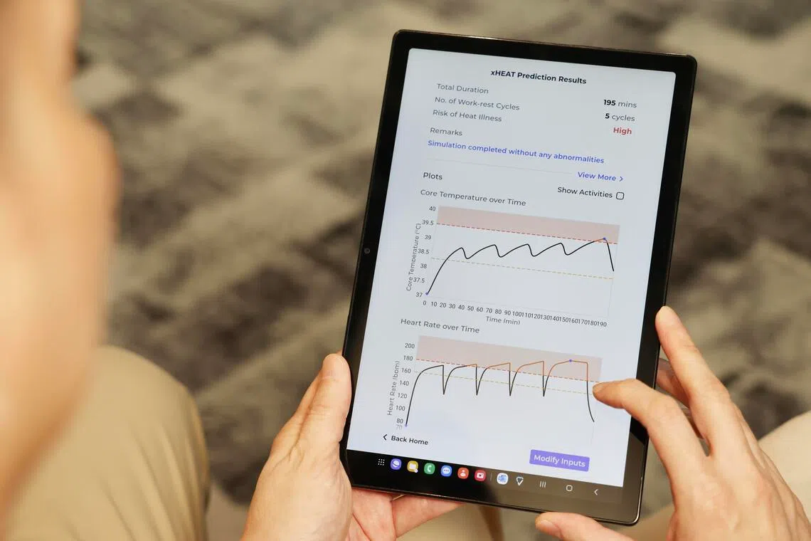 名为“xHEAT App”的手机应用能在输入数据后，协助指挥官或训练员更好地判断属下人员所面对的运动型中暑风险。（郑一鸣摄）