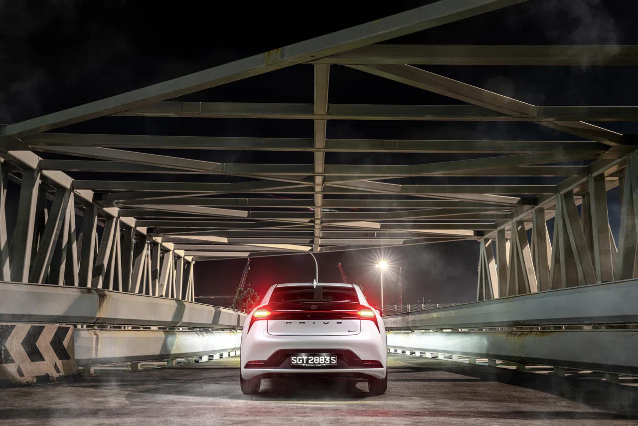 车尾采用贯穿式光带尾灯，下方是Prius字母。（车商提供）