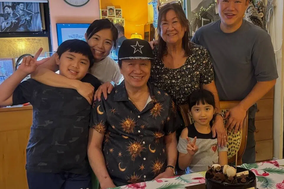 许冠杰78岁生日三代同堂庆祝 儿子分享“摇钱树”童年趣事