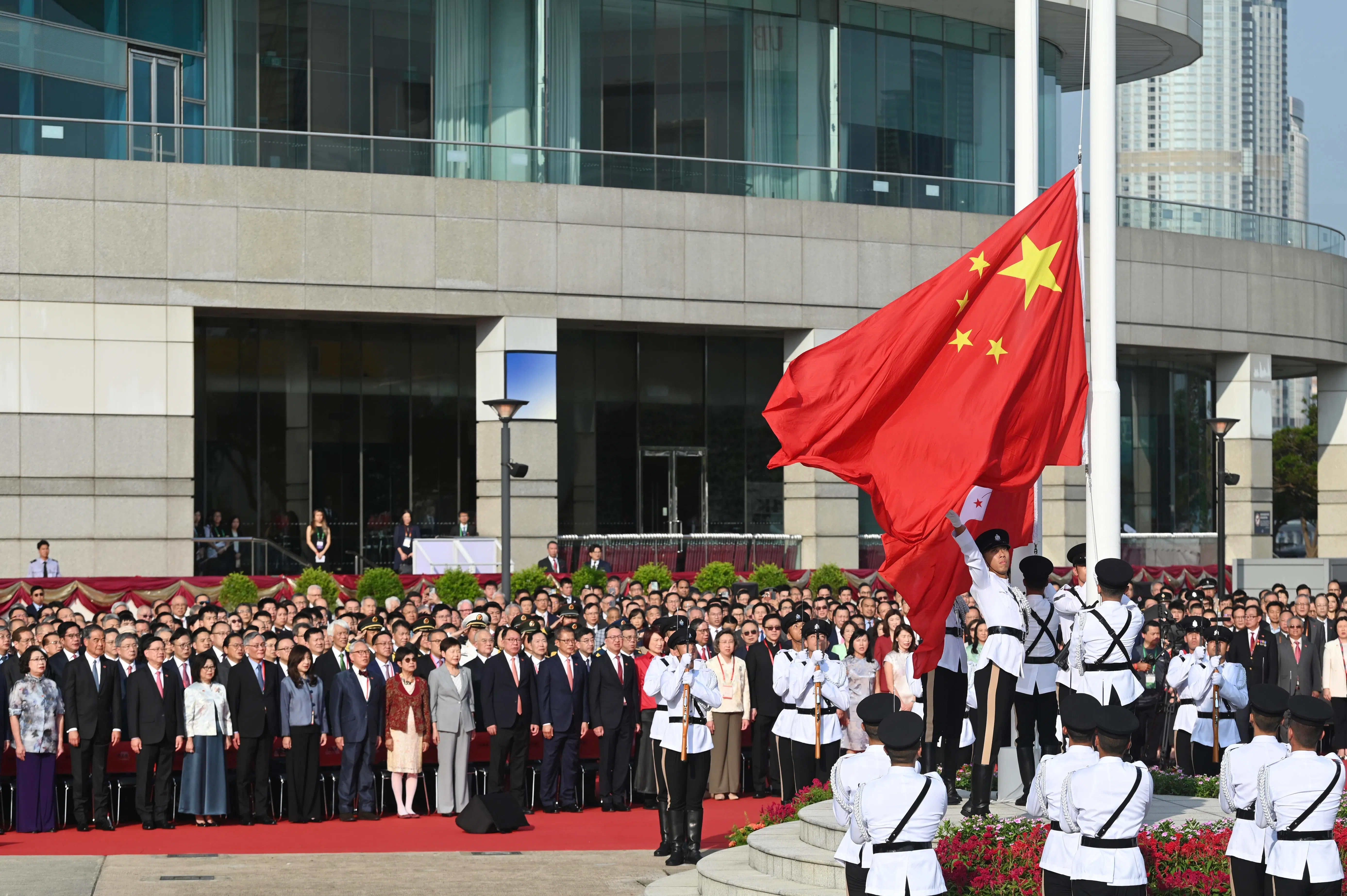 香港特别行政区星期三（10月1日）早上8时在金紫荆广场举行庆祝中华人民共和国成立76周年升旗仪式。 （中新社）