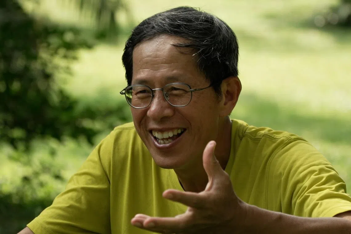 谈及自然与书写，刘克襄脸上总是露出满心喜悦。（视频截图）