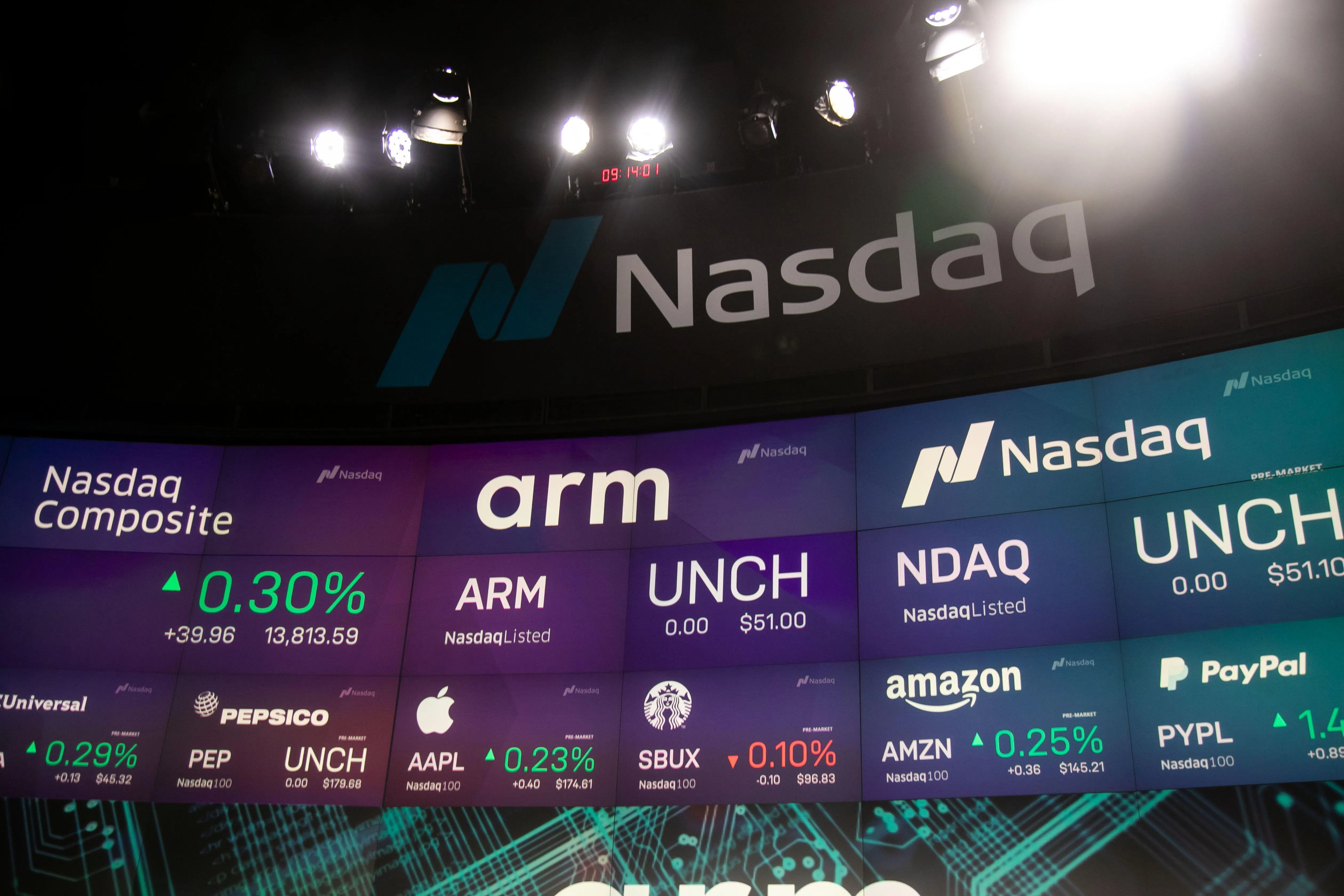 ARM的股票星期四开盘价是每股56.10美元，比首次公开募股的价格，即每股51美元高出11.18％。（彭博社）