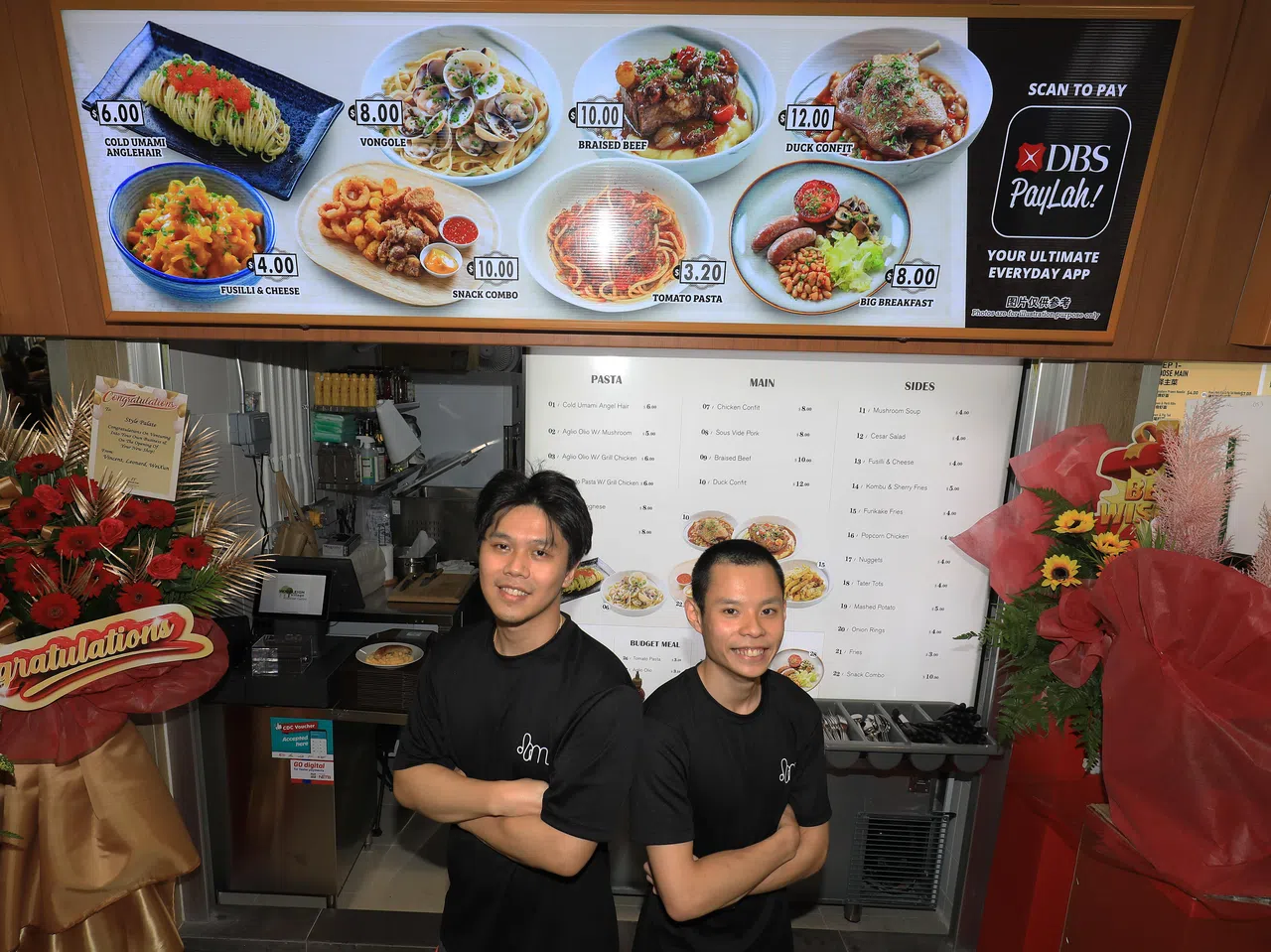 25岁的黄思龙（右）与27岁的陈耀杰（左）一起合开主打现代欧式料理的西餐摊位“Style Palate”。（何炳耀摄）