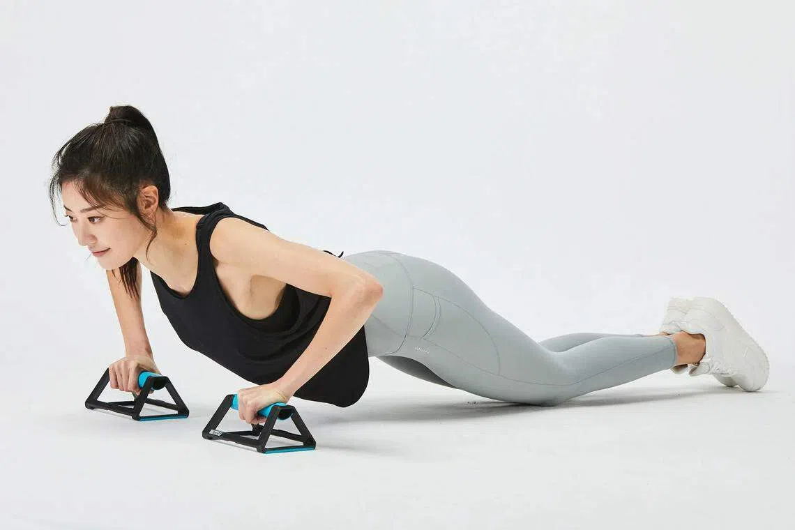 握把支撑力好，在地板不会滑动，可叠放，便于存放。