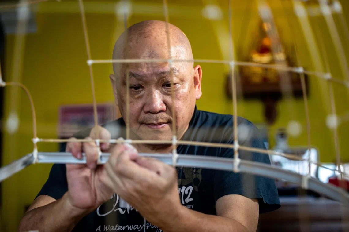 扎是制作狮头最具挑战性的工序，扎得不好，狮头的形状会走样。（叶振忠摄）