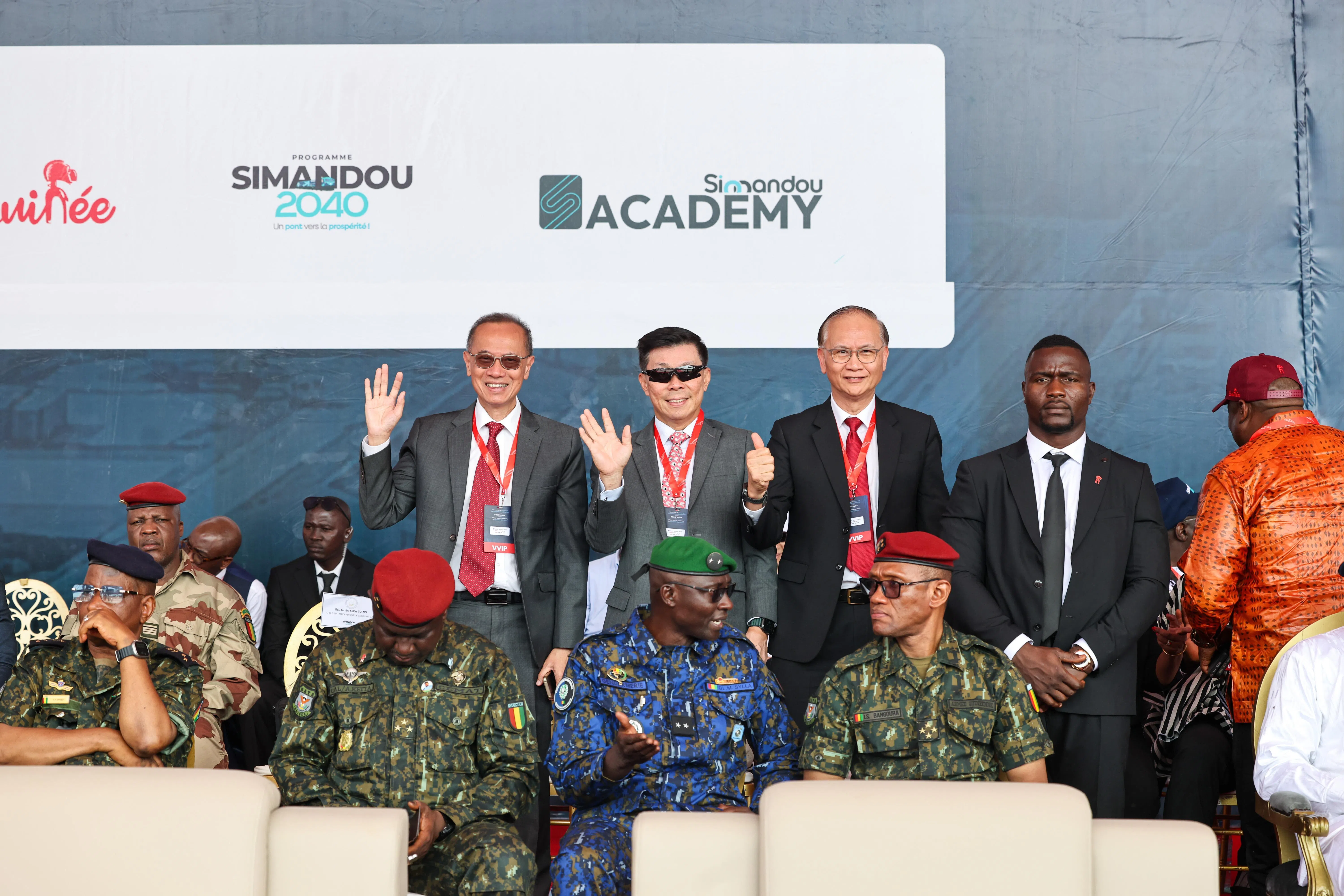 出席投产仪式的新加坡代表包括（左起）前外交部长杨荣文、通商中国主席李奕贤、新加坡企业发展局企业荣誉导师陈德钧等。一旁为现场活动保镖。（陈渊庄摄）