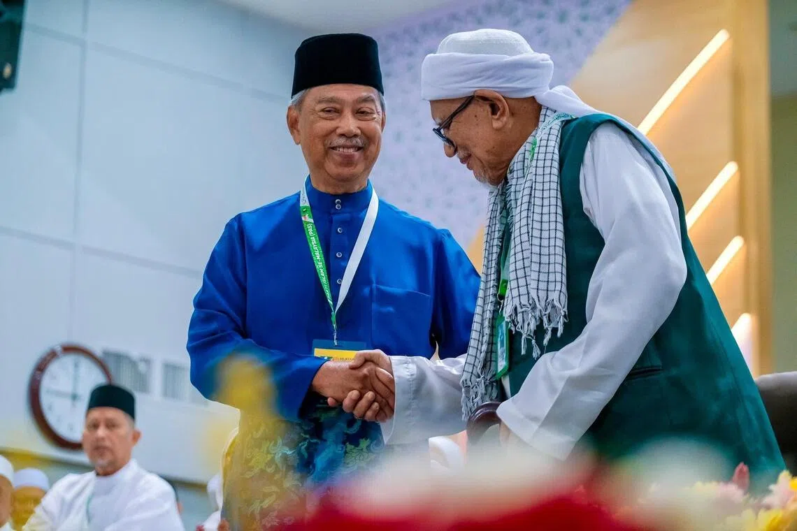 国盟兼土团党主席慕尤丁（左）与哈迪阿旺在伊党全国代表大会上握手寒暄。最近，两党在国盟首相人选问题上暗中较劲。（取自伊党脸书）