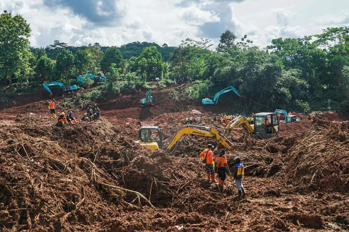 印尼中爪哇省芝拉扎县三个村庄上周遭遇山体滑坡，救援人员星期一（11月17日）仍在废墟中搜寻幸存者。（法新社）