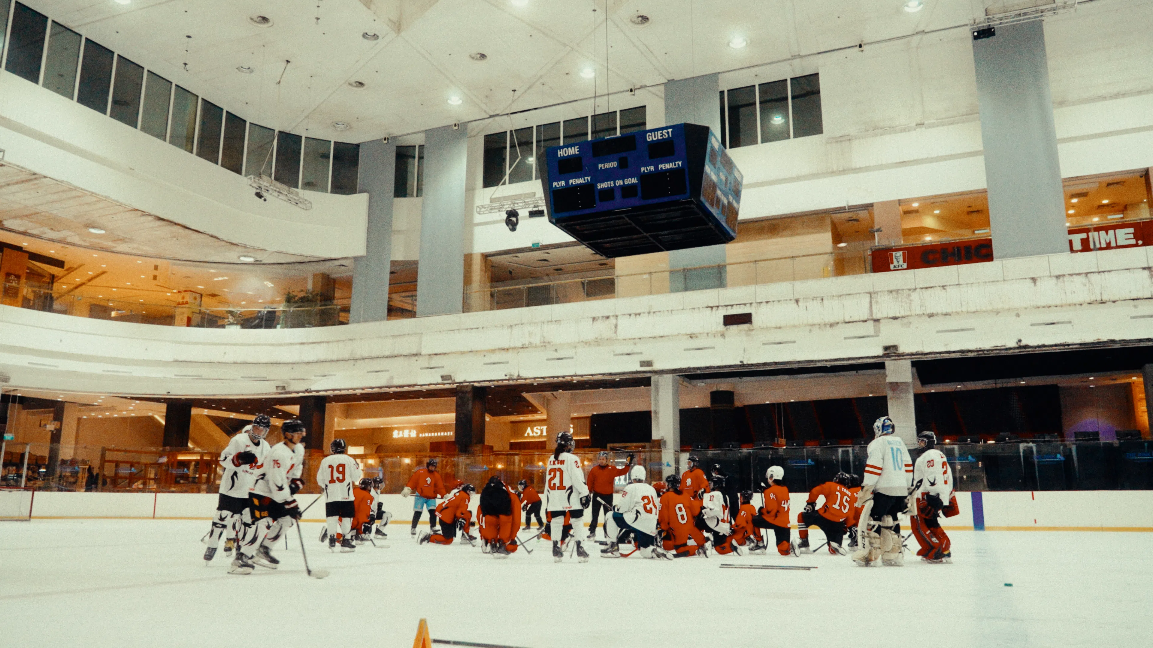 新加坡国家冰球队的队员并非职业运动员，不过他们在国际赛场上表现优异，团队的目标是在下一届东运会摘得银牌。（视频截图）