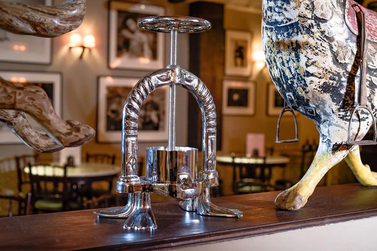 19世纪制作法国名菜血鸭所用的榨鸭器。（餐馆提供照片）