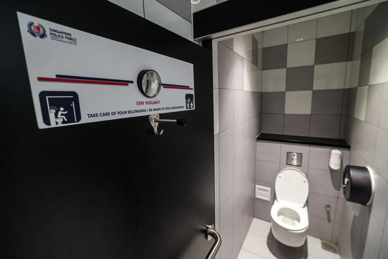 为预防偷窥，当局主要从环境设计着手，在隔间内安装防偷窥镜。（关俊威摄）