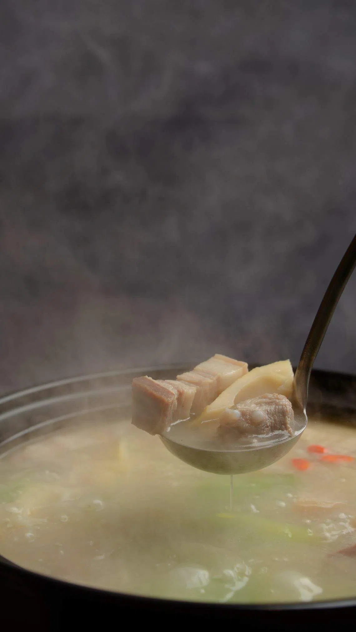 腌笃鲜是以腌猪肉配鲜肉和春笋的家常菜。（酒店提供）