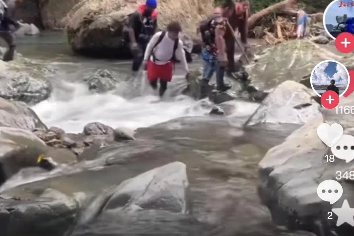 中国社交媒体抖音，有网民上传的中国人徒步穿过热带雨林去美国的视频截图。（互联网）