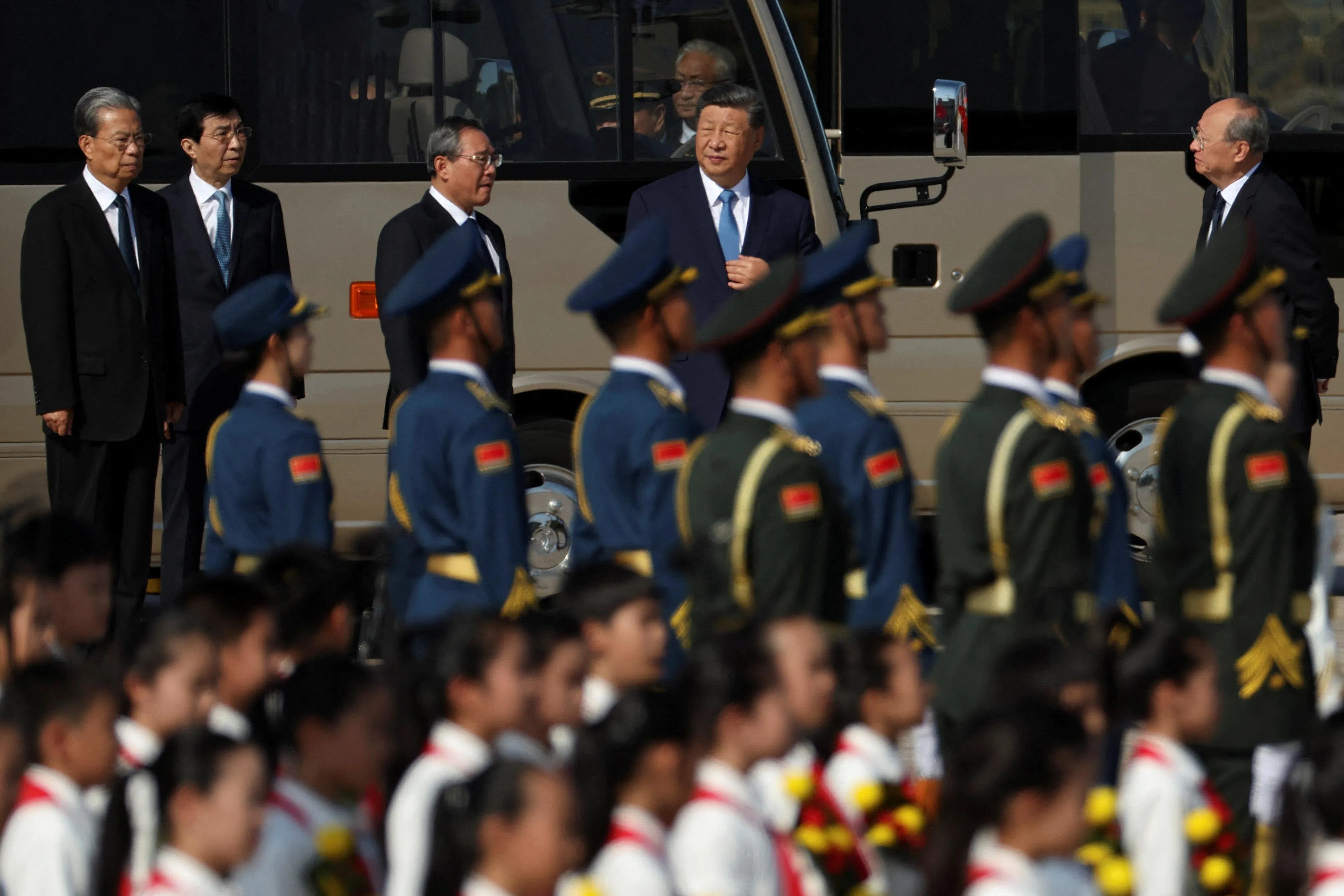 中国全国人大常委会委员长赵乐际、中国全国政协主席王沪宁、中国总理李强、中国国家主席习近平、中共北京市委书记尹力星期二（9月30日）出席烈士纪念日向人民英雄敬献花篮仪式。（路透社）