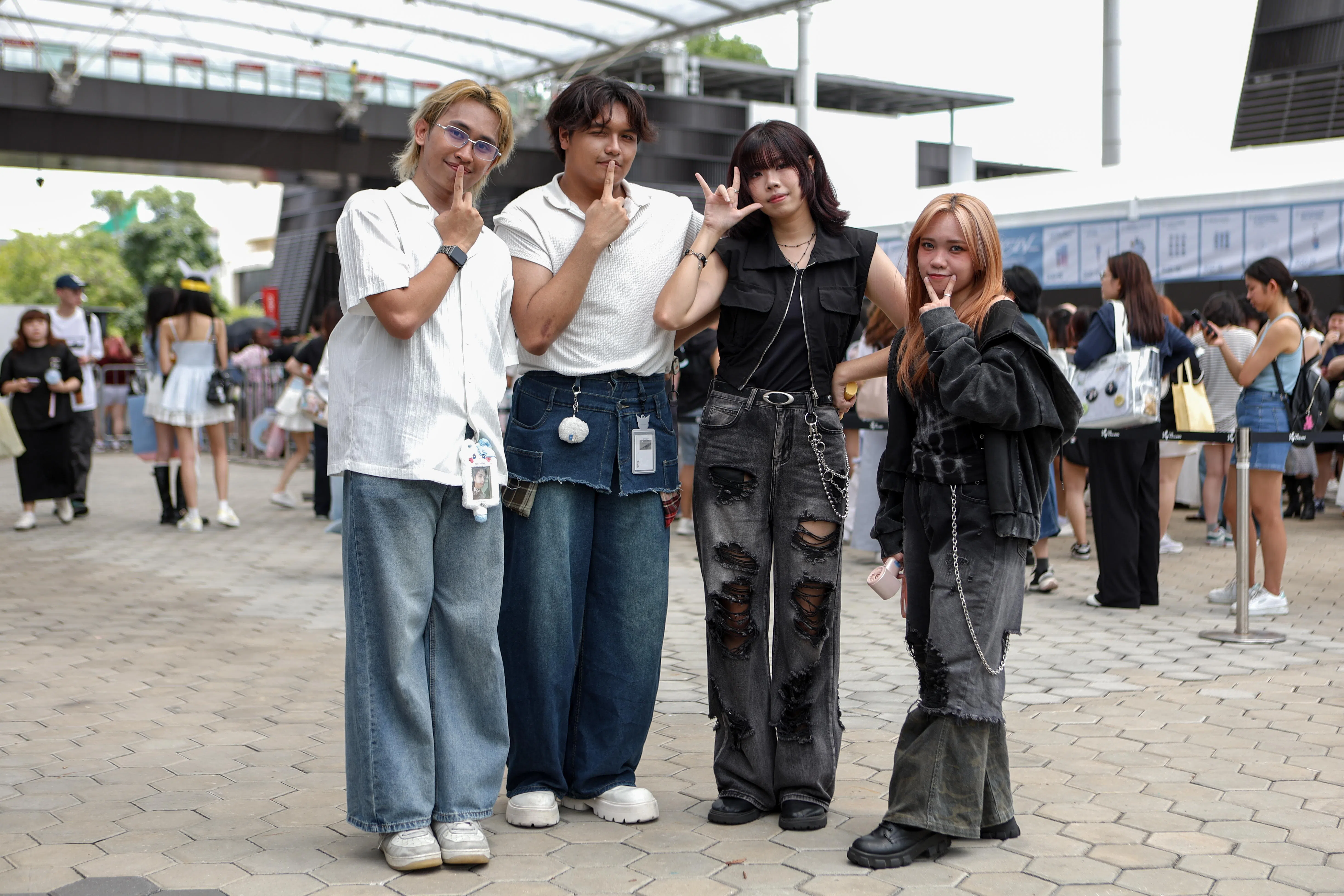 Eldrian Anaqi（左起）、Ram、李卉和林芊慧在演唱会场外翻跳Seventeen舞蹈。（特约摄影李姿仪）