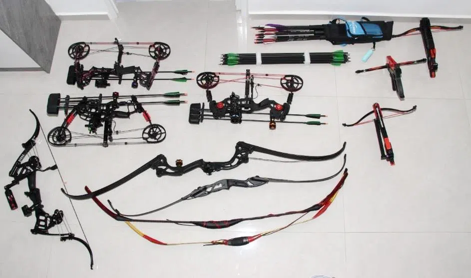 逮捕人的同时，警员也从单位里起获大量武器及违禁物品。（新加坡警察部队提供）