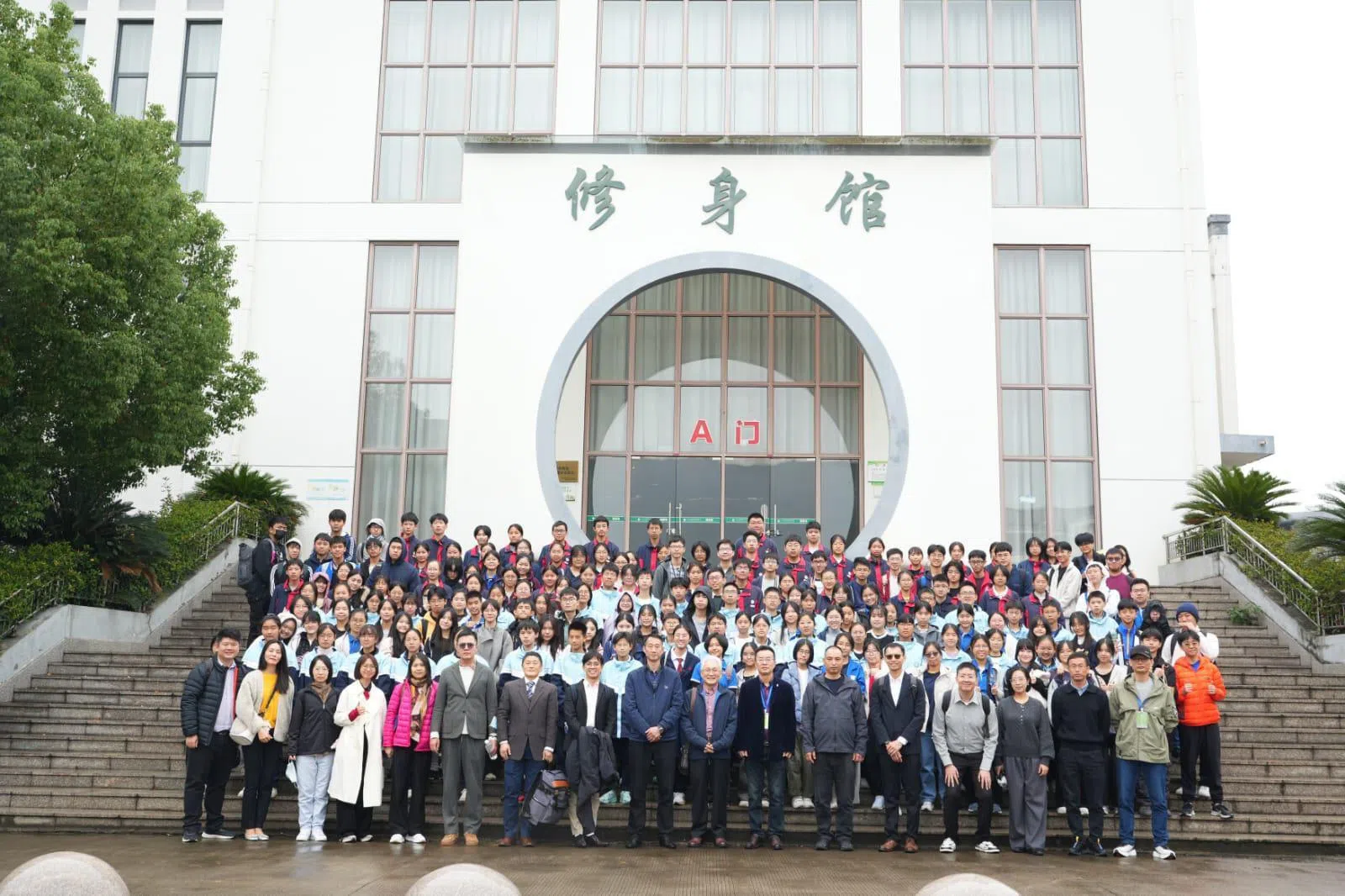 语特生与随团老师参访皋埠中学，与当地学生交流。图为双方师生的合影。（中正中学摄影通讯员王梓轩摄）