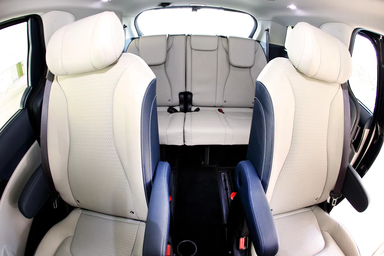 第三排座椅可容纳三名成人，但空间显得局促。（周国威摄）