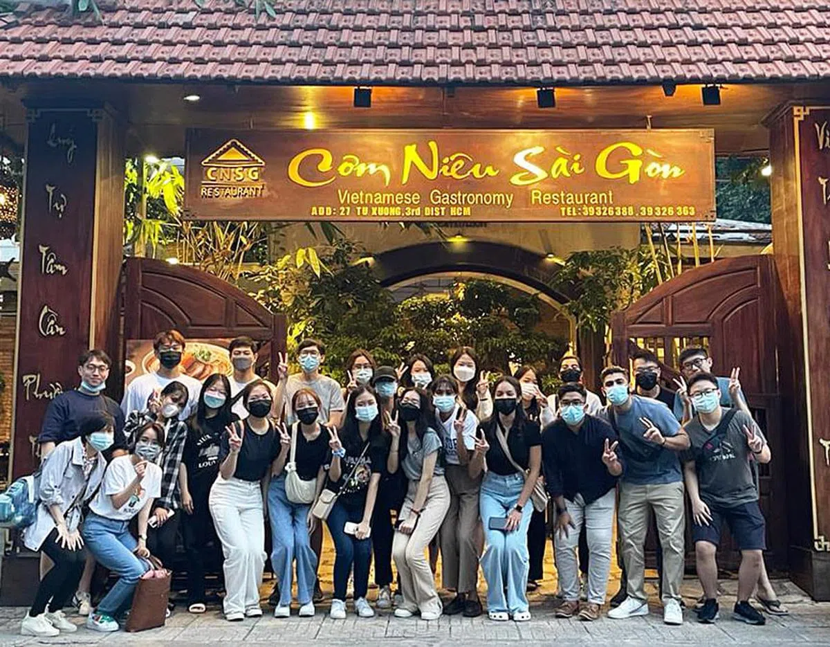 通过与当地人交流，本地学子收获了别具一格的浸濡体验。（全国青年理事会提供）