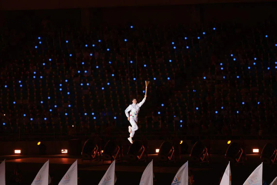 柬埔寨跆拳道运动员孙秀美是火炬手。（李冠卫摄）