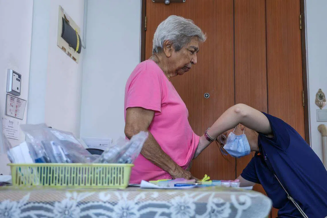 患有糖尿病的特丽莎须定期注射胰岛素，何淑娟也会检查她注射胰岛素的部位是否有硬块。（白艳琳摄）