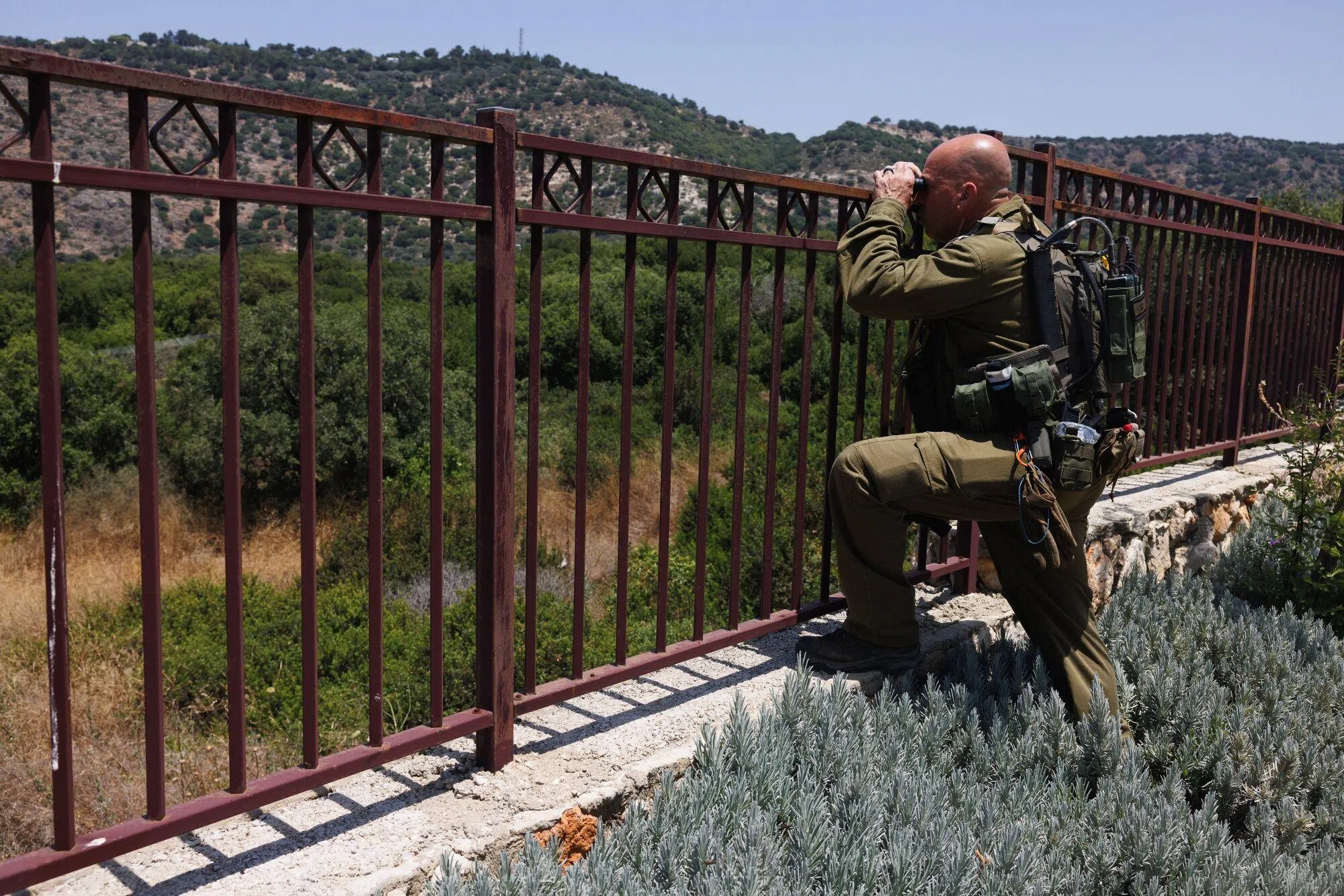 6月19日，一名以色列士兵在以色列北部埃隆基布兹（Kibbutz Eilon）监视黎巴嫩边境地区的动静。（彭博社）