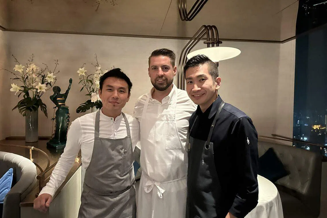 2023年10月在新加坡举行的亚洲主厨高峰会六手联弹活动上，米其林星级厨师——香港的郑永麟（左起）、新加坡的Kirk Westaway和台北的田原谅悟（Tahara Ryogo）联手呈献东西交汇的精致菜肴。（赵琬仪摄）