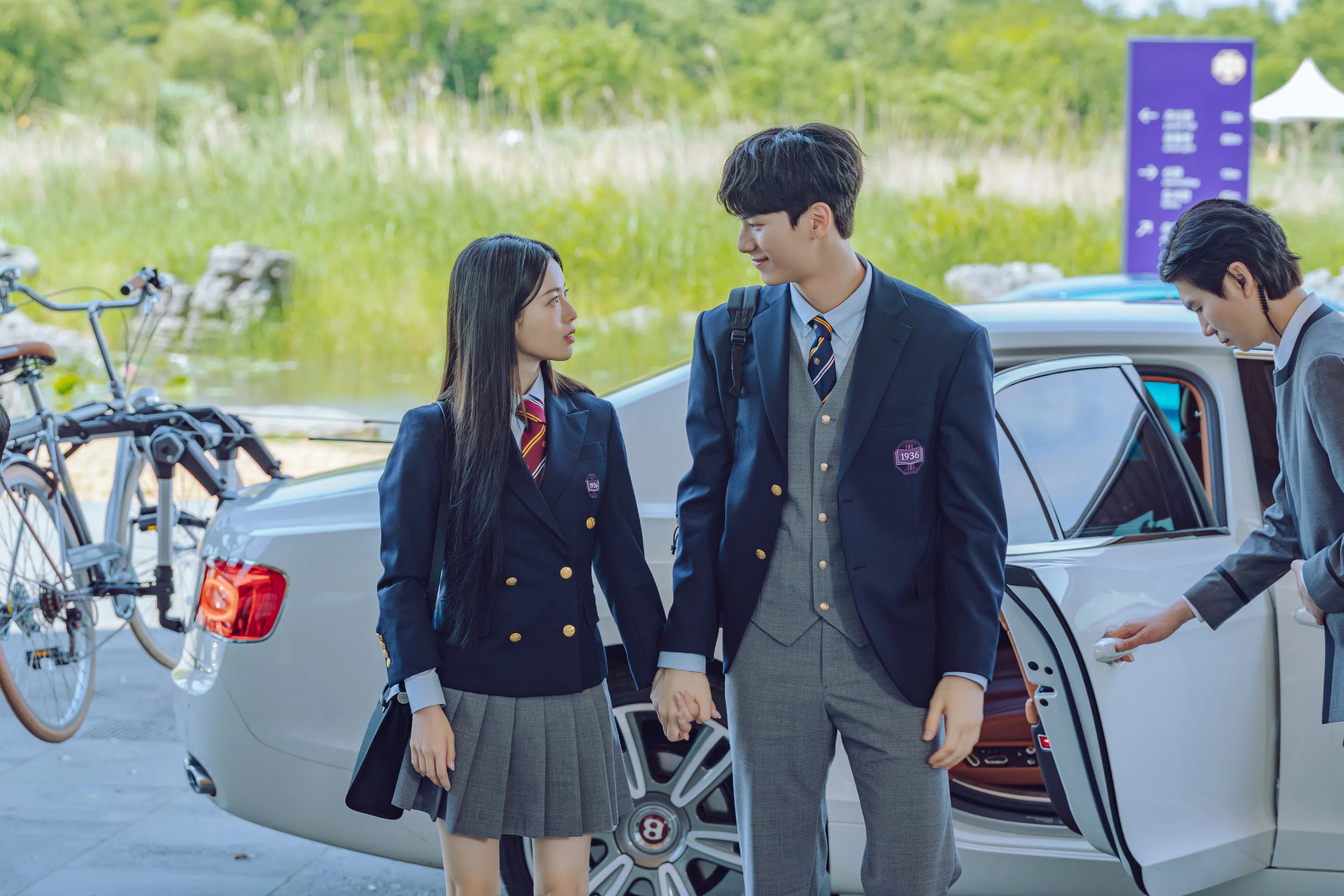 姜嘏（右）对郑才伊心生情愫，频频干扰自己的复仇之心。（Netflix提供）