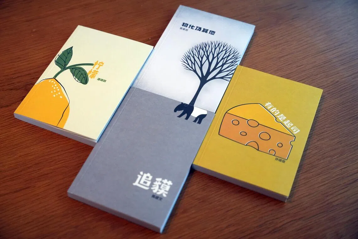 四本书有明暗灰黄两个色系，由本地作家黄凯德依据作品质地，精心设计。（谢智扬摄）