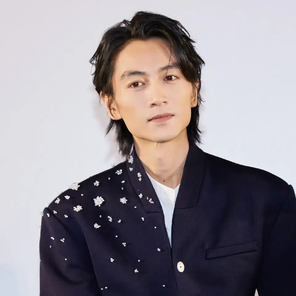 陈晓瘦了不少，一改过去形象，留了长发变身花美男。（取自剧集微博）