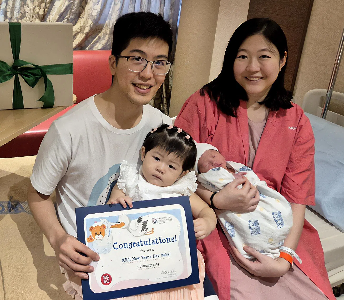 竹脚妇幼医院孕妇胎儿医学副顾问医生李明月（右一）在自己就职的医院顺利迎来小女儿。她说，在熟悉的环境里分娩，心里感觉很踏实，很有安全感。（竹脚妇幼医院提供）