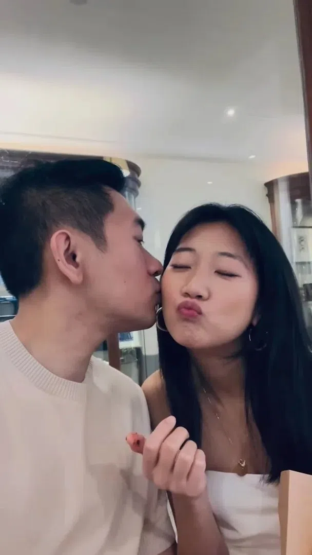 郑瑶（右）和男友Jacob好事将近。（互联网）