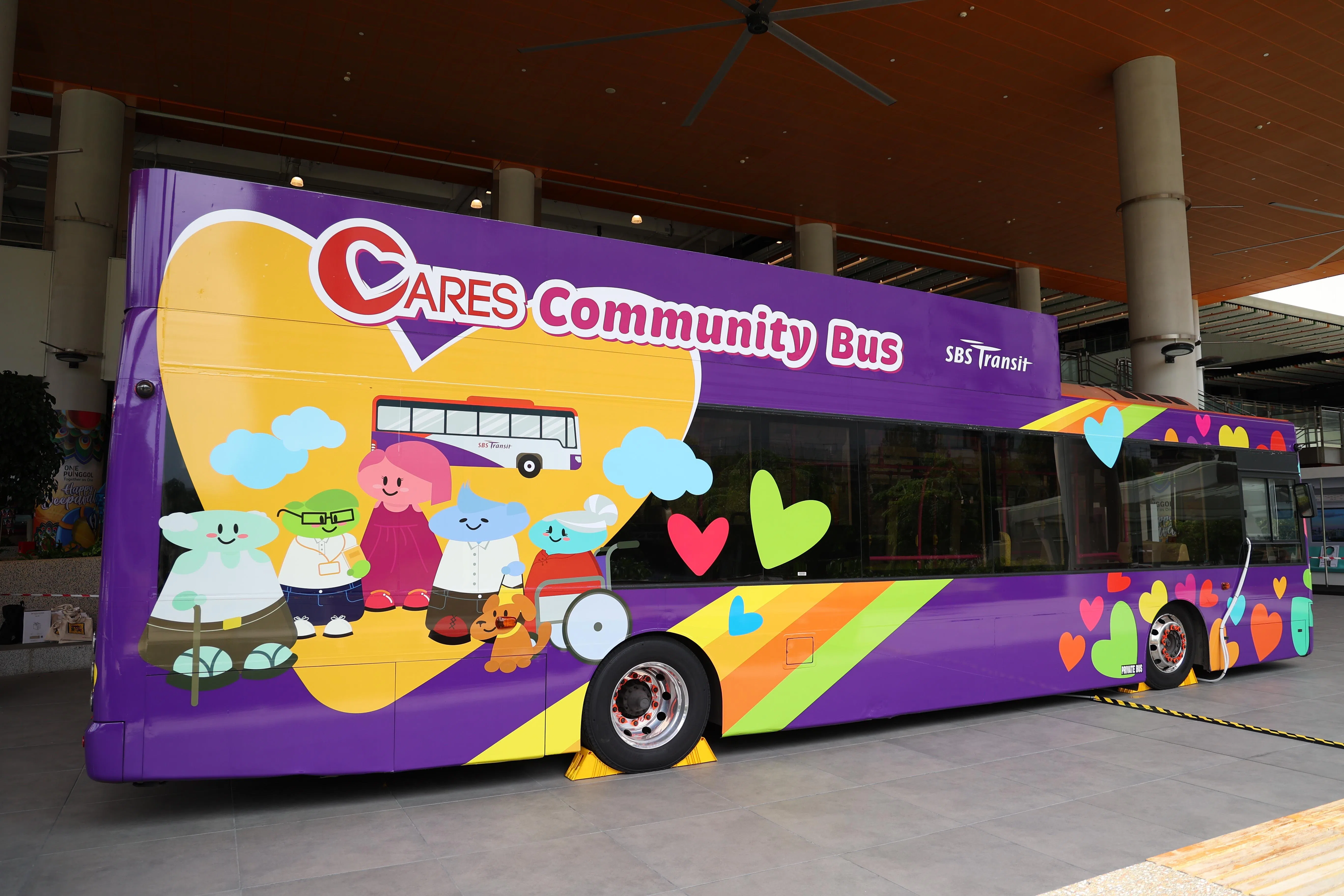 CARES流动教育巴士未来将开进社区，为年长者、有指定需求者，或在接受复健的患者，提供一个安全可控的环境，以熟悉巴士内部环境，以后出行更有信心。（林明顺摄）