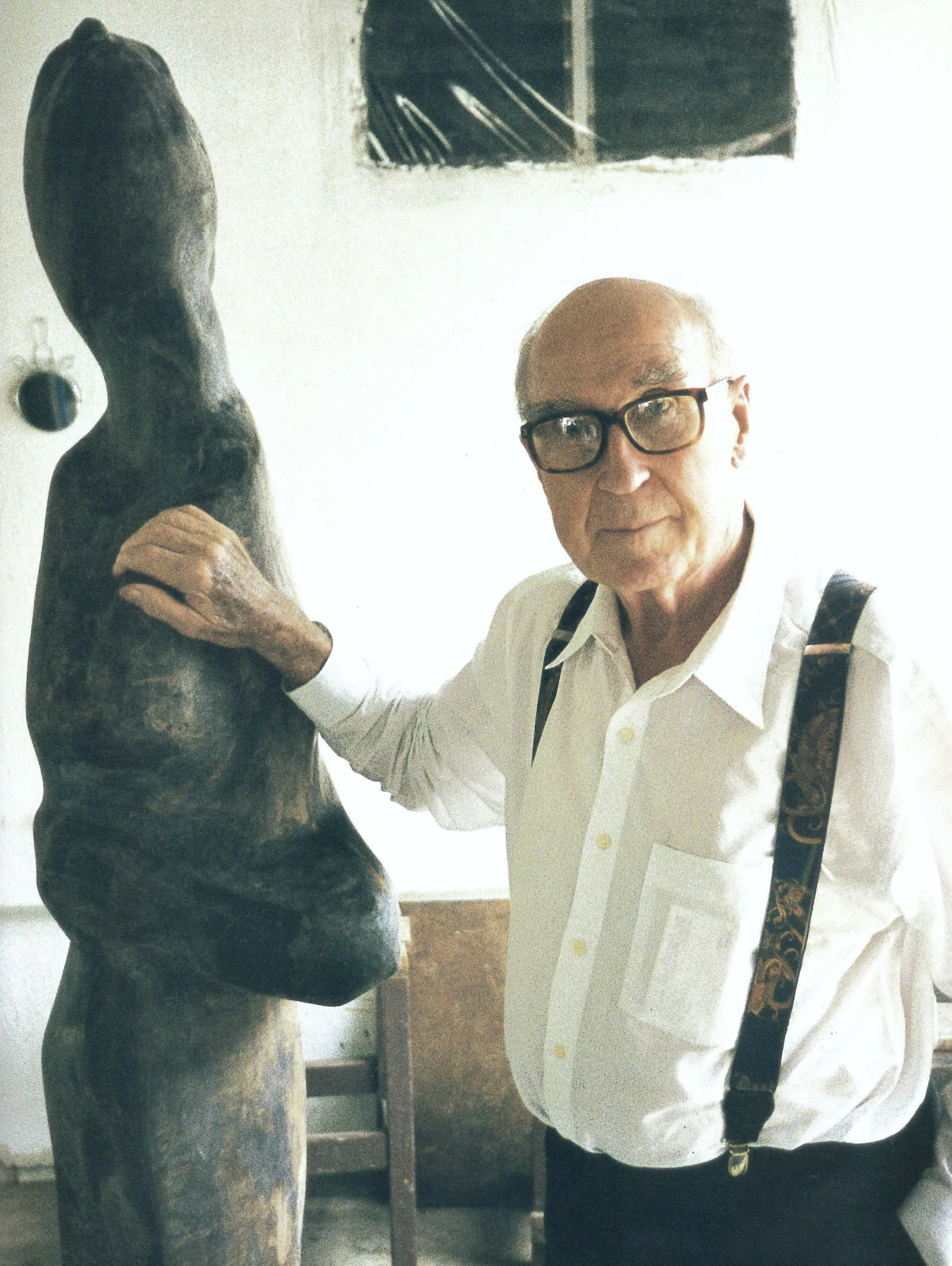 麦纳利修士与雕塑作品合影。（Art Agenda提供）