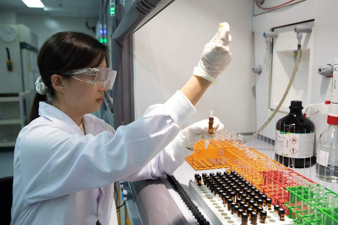 食品局团队在国家食品科学中心对进口产品进行实验室检测，确保食品安全。（食品局提供）
