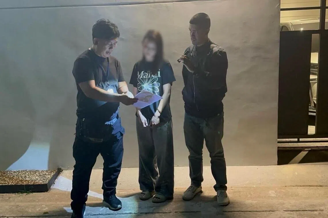 22岁泰国籍女子（中）被捕。（取自Khasod网站）