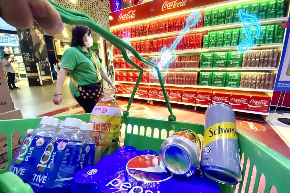 饮料瓶罐退费制的目标，是要在试行的第三年把铝罐和塑料瓶装的回收率提高至80%。（邝启聪摄）