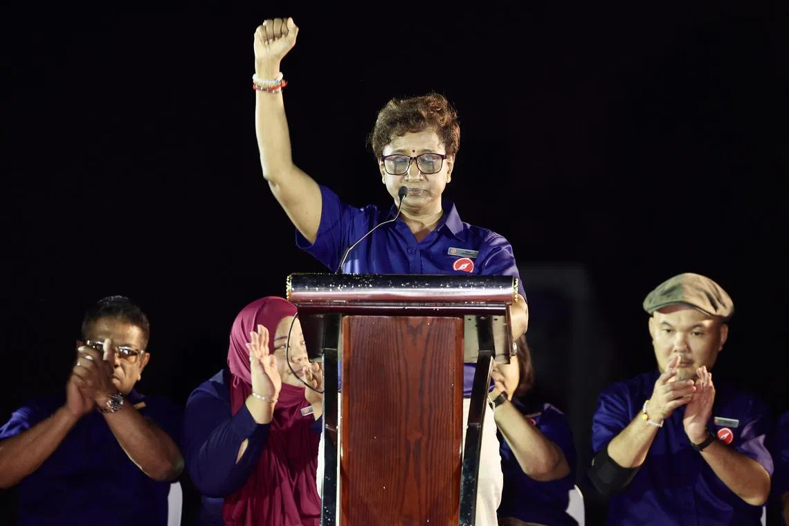 出征裕廊中区的卡拉说，行动党对手谢曜全在社区推行基础建设，以及推出的补助计划等贡献功不可没，但有不少居民反映，他在国会发声不足。（邬福梁摄）