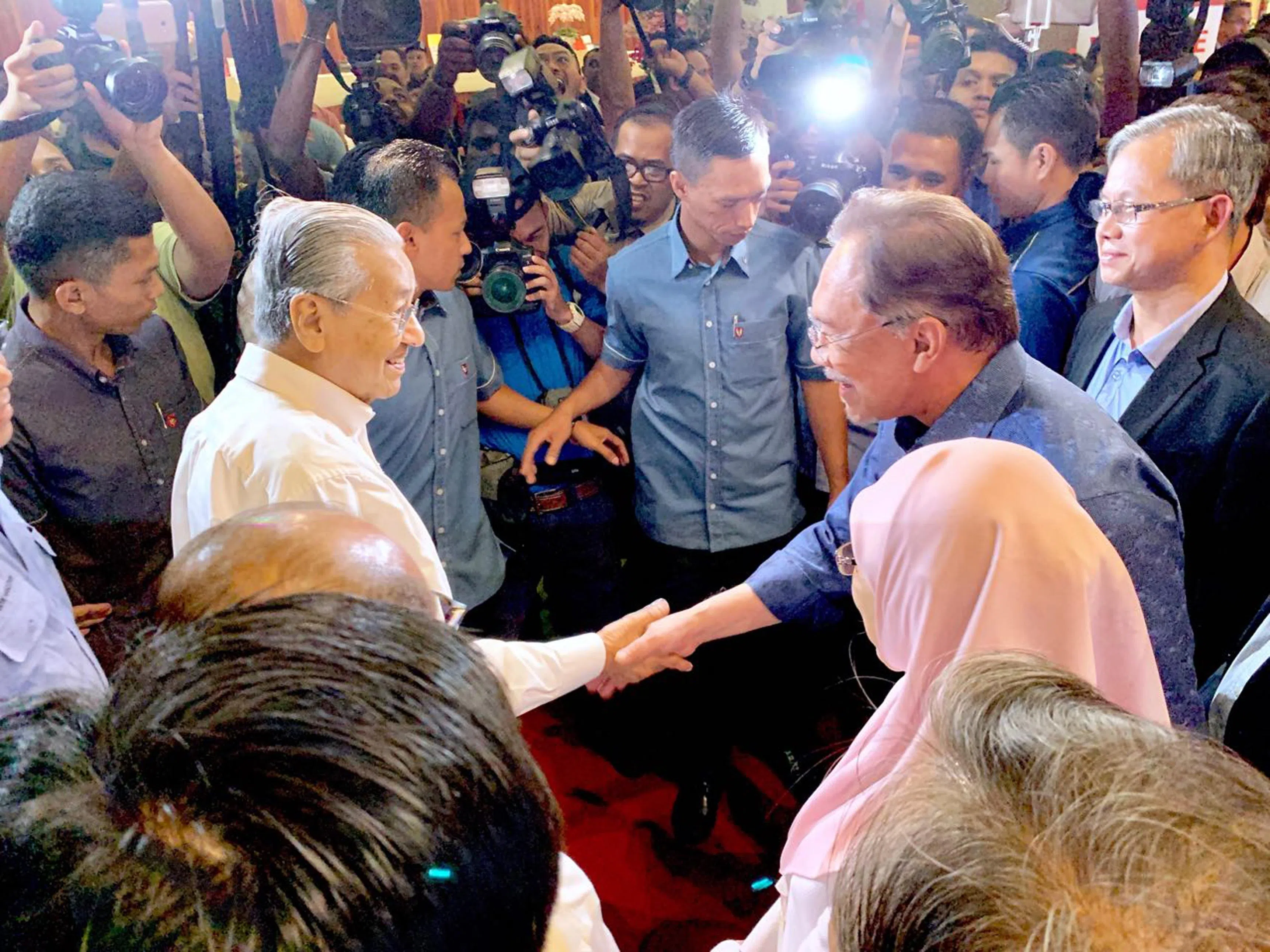 马哈迪和安华曾是师徒，也是多年的政治宿敌。2016年，两人化敌为友。2019年，时任首相马哈迪出席人民公正党的活动时与安华握手。（档案照片）