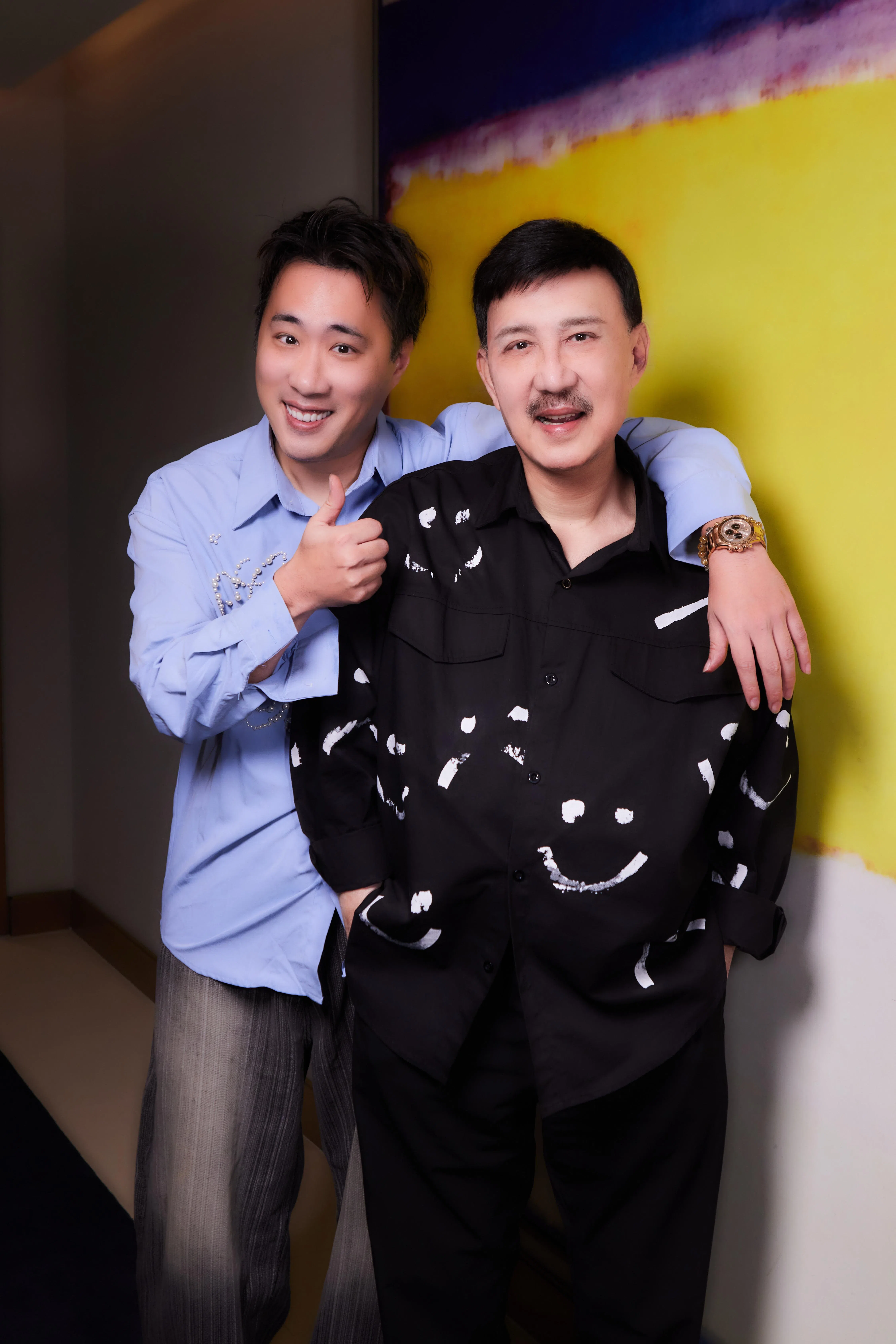 余天（右）与余祥铨父子俩同框受访，默契十足。（创时代提供）