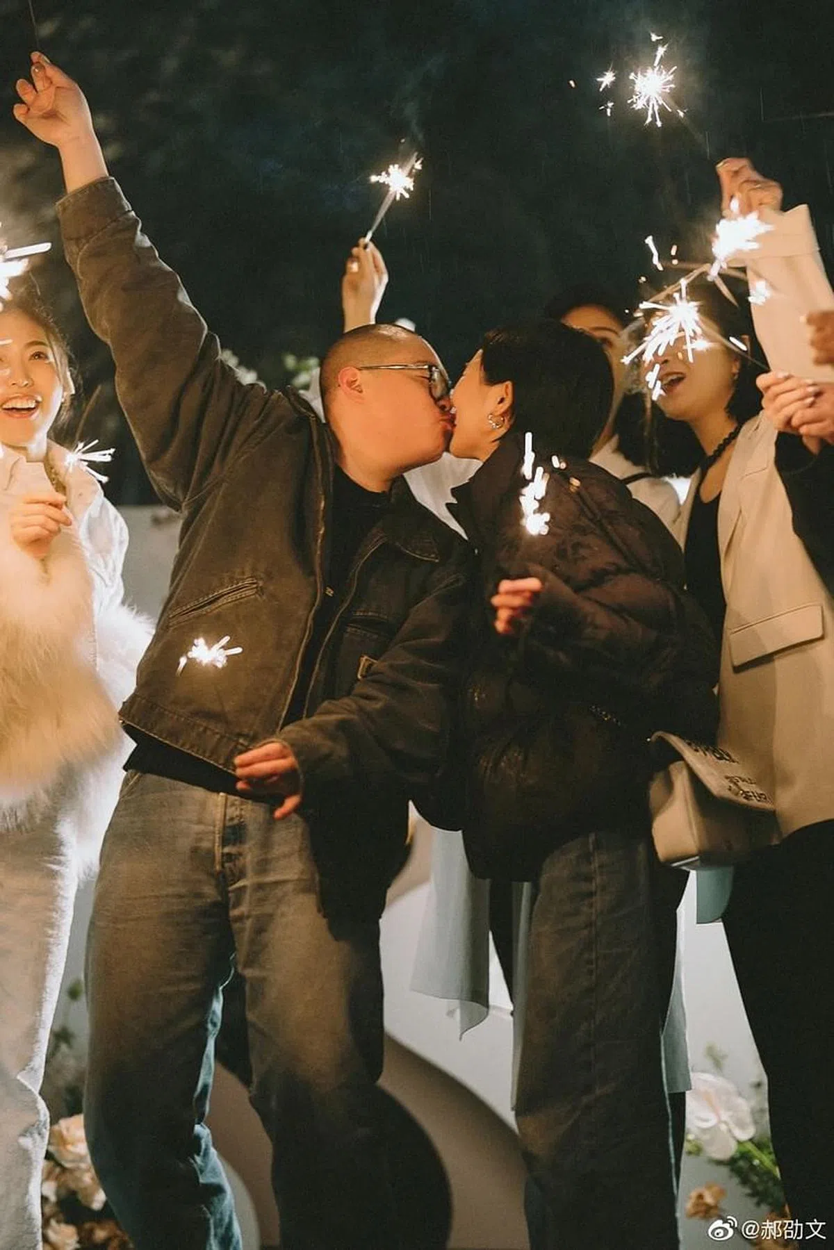 郝劭文求婚后甜蜜亲吻未来老婆。（互联网）