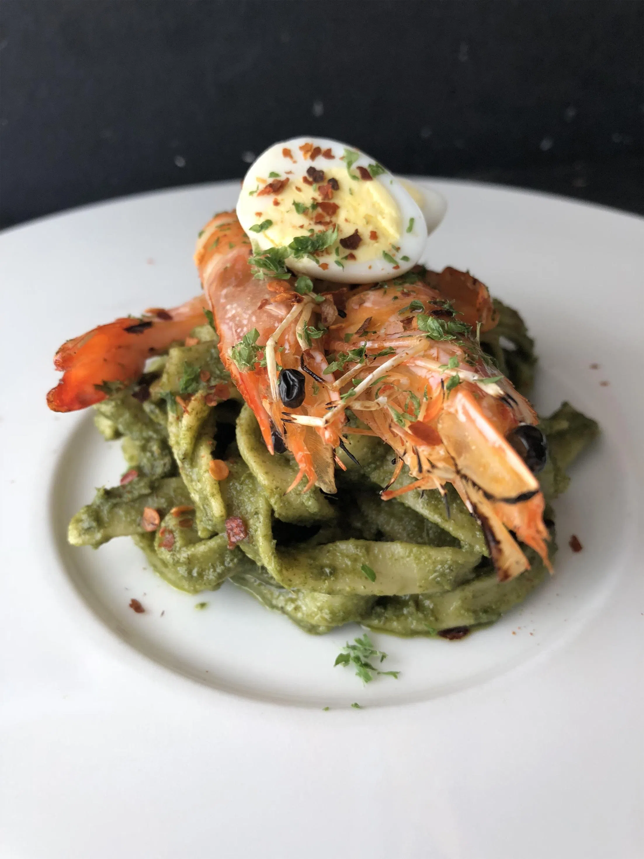 Wild Rocket主厨刘伟仁当年创作的现代新加坡菜——香蒜酱叻沙。（档案照片）