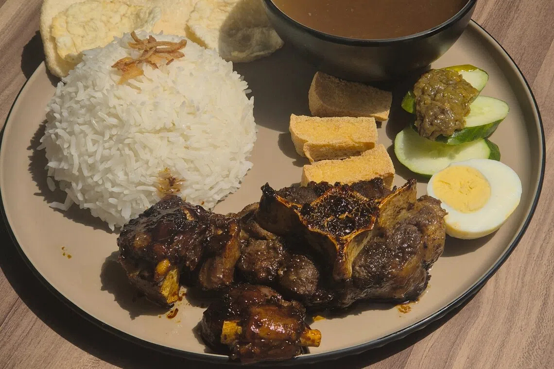 香烤牛尾软嫩富胶质，配搭清甜牛骨汤。（陈爱薇摄）