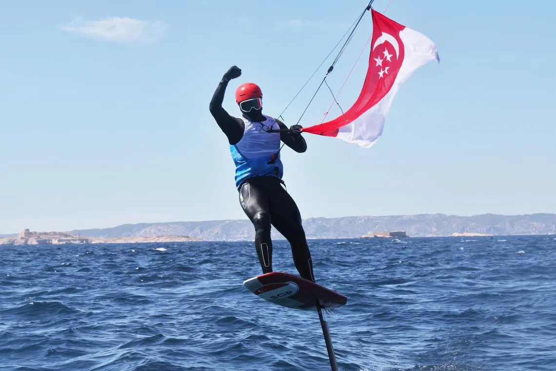 我国水翼风筝板选手墨士廉在国庆日献上奥运铜牌大礼。（谢智扬摄）