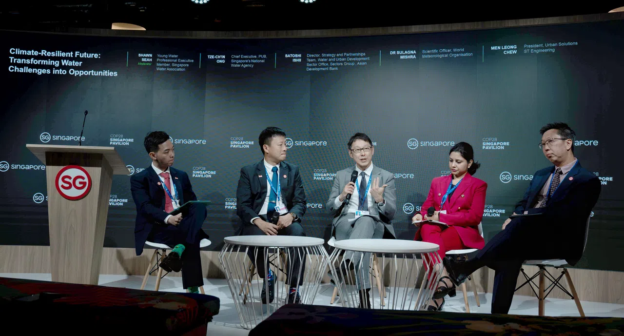 第28届气候变化大会新加坡展馆星期天举行一场以“水资源挑战转化为机遇”为主题的小组讨论。参与讨论的有公用局总裁王治权（左二起）、亚洲发展银行水和城市发展部门主任石井晓、世界气象组织科学员米什拉博士，以及新科工程城市解决方案总裁赵文良。（COP28新加坡展馆提供）