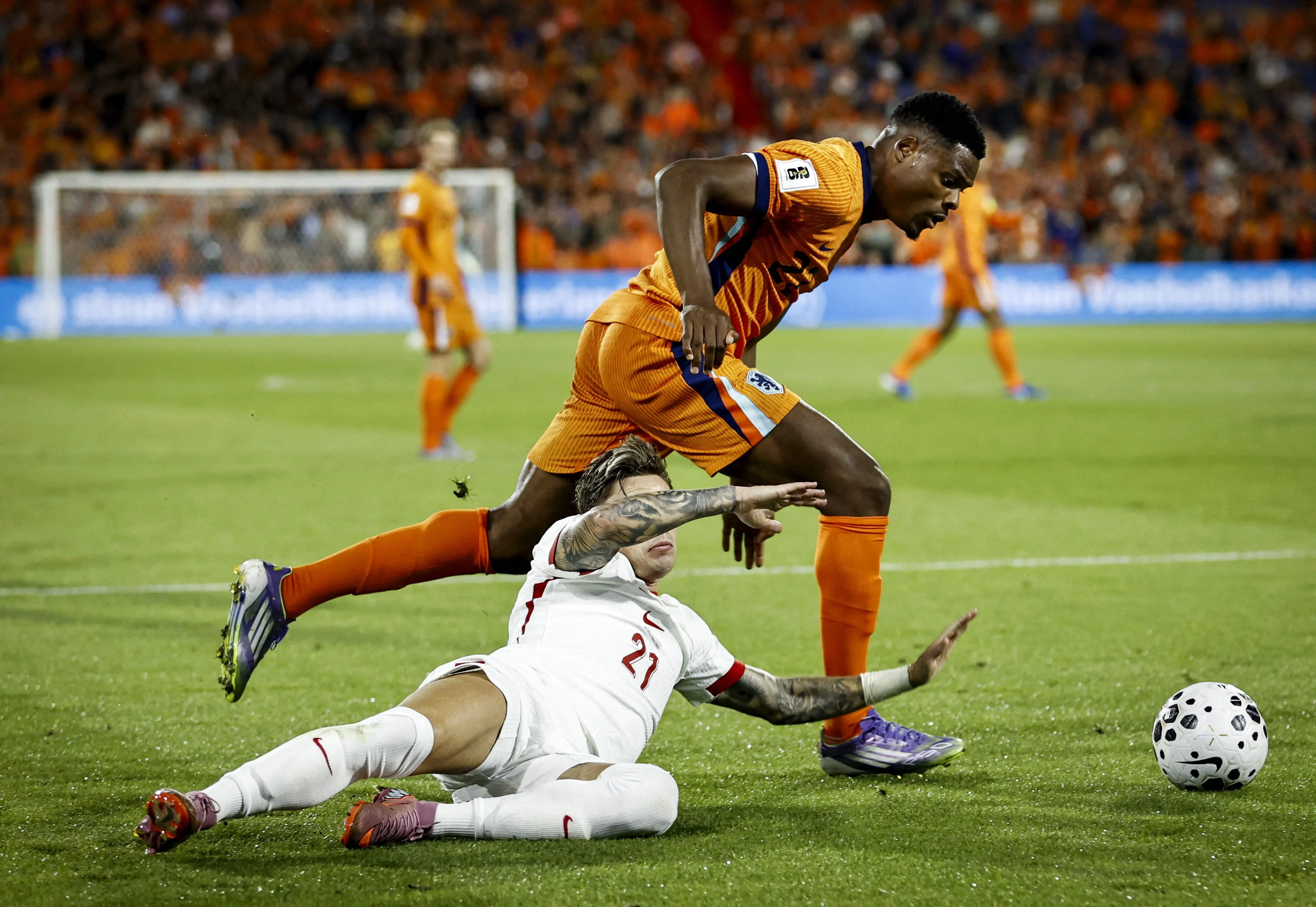 荷兰右卫邓弗里斯（橙衣）在上半场第28分钟攻入一球，但荷兰在第80分钟遭到扳平。（法新社）