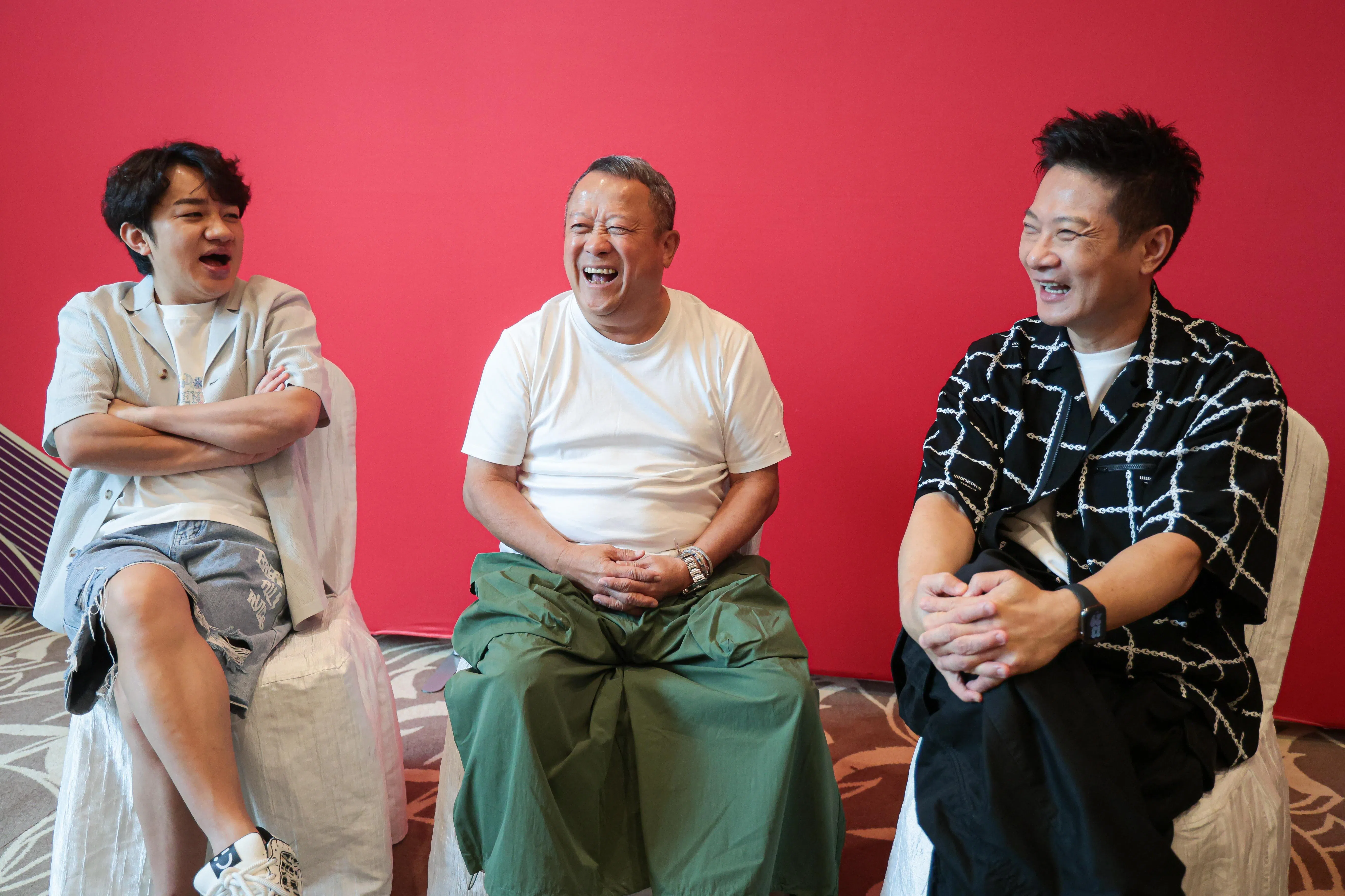 在曾志伟（中）的“训练”下，现在的王祖蓝（左）和钱嘉乐（左）玩起游戏没包袱。（李冠卫摄）