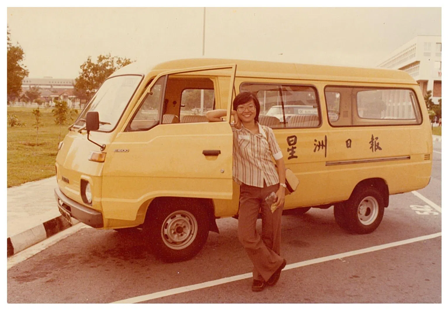 1979年，王爱菊在《星洲日报》小货车前留影。（王爱菊提供）