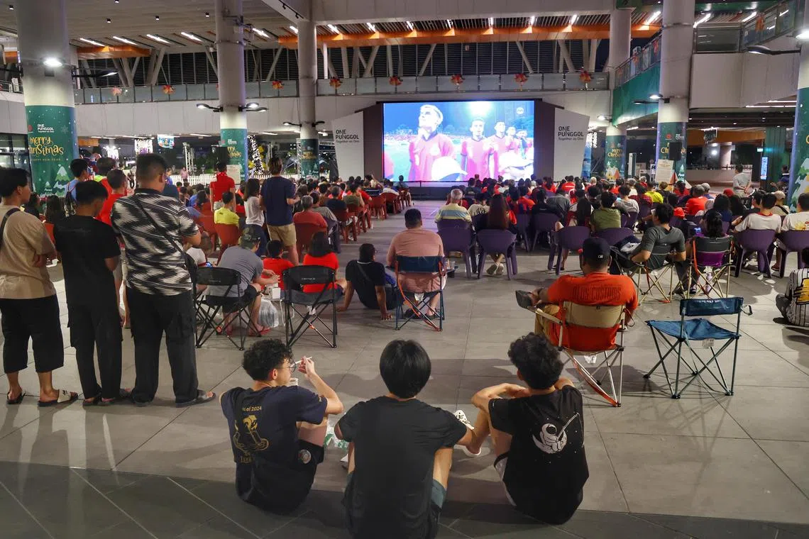 超过100名观众齐聚榜鹅综合社区中心One Punggol的中央广场，观看雄狮对垒越南的现场直播。（郑一鸣摄）